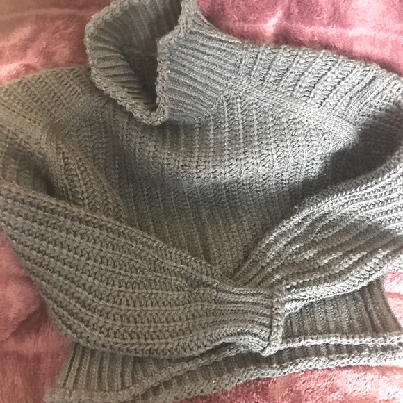H&M’s awesome short black cable sweater - Picture 1 of 3